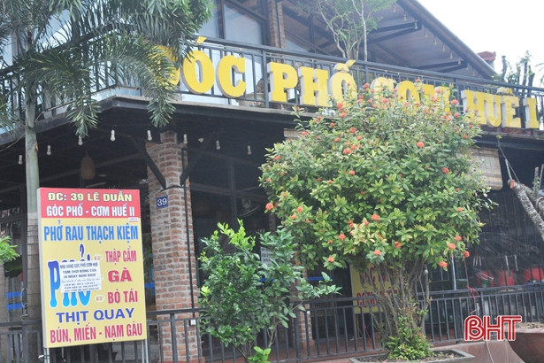 Cơ sở kinh doanh, dịch vụ đóng cửa phòng dịch, phố xá Hà Tĩnh vắng người qua lại