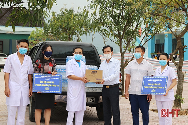 Hiệp hội Doanh nghiệp Hà Tĩnh tặng vật phẩm y tế phòng dịch Covid-19