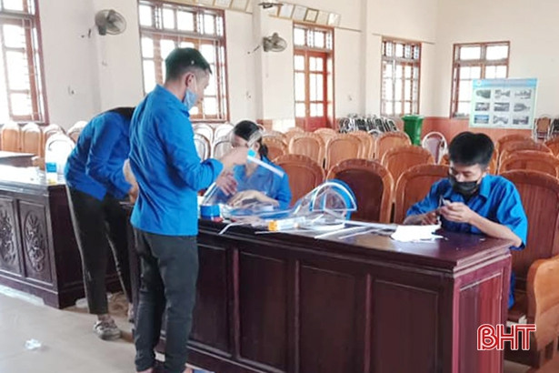 Giáo viên, thanh niên làm hàng trăm mũ chống giọt bắn tặng các lực lượng tuyến đầu chống dịch