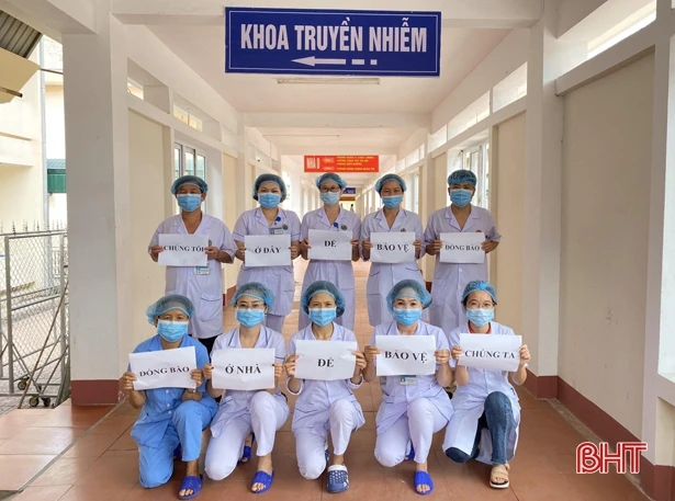 Bác sỹ Hà Tĩnh truyền tải mạnh mẽ thông điệp “Chúng tôi đi làm vì bạn. Bạn hãy ở nhà vì chúng ta”