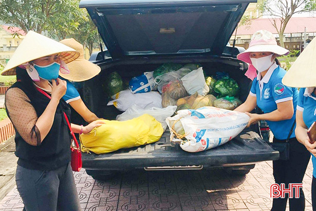 Phụ nữ Hà Tĩnh góp gạo, thổi cơm, hỗ trợ hậu cần khu cách ly tập trung