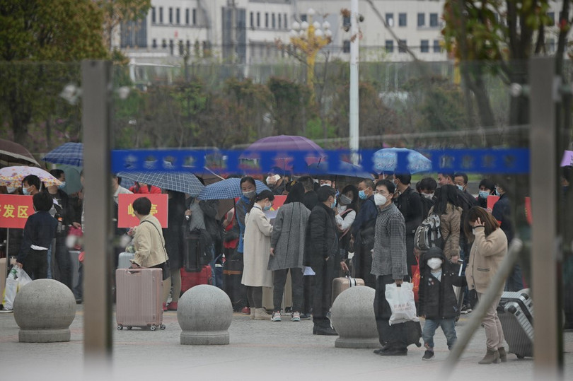 Người dân lũ lượt rời tâm dịch Hồ Bắc ngay khi hết phong tỏa