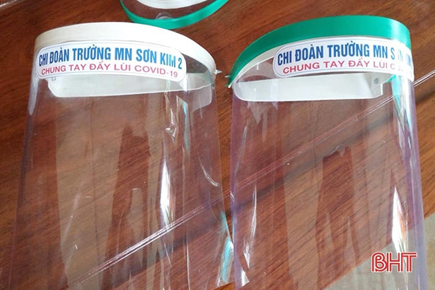 Giáo viên, thanh niên làm hàng trăm mũ chống giọt bắn tặng các lực lượng tuyến đầu chống dịch