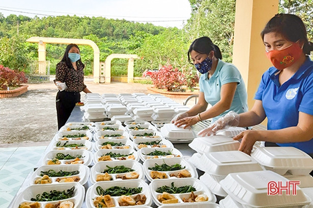 Phụ nữ Hà Tĩnh góp gạo, thổi cơm, hỗ trợ hậu cần khu cách ly tập trung