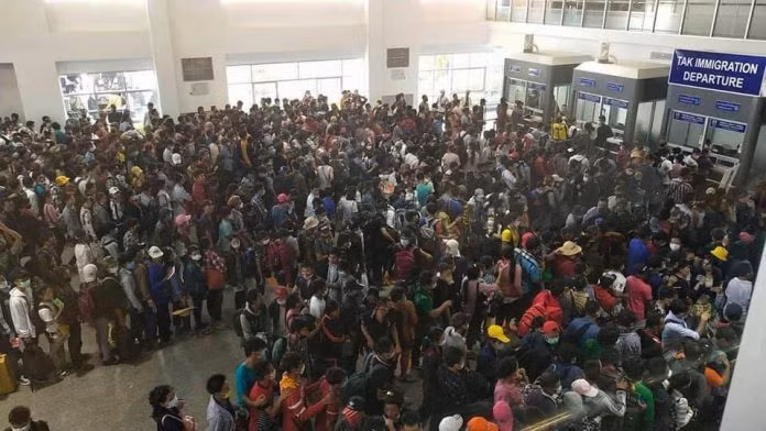 Hàng nghìn lao động Lào làm việc ở Thái Lan xếp hàng rồng rắn ở cửa khẩu chờ được về nước