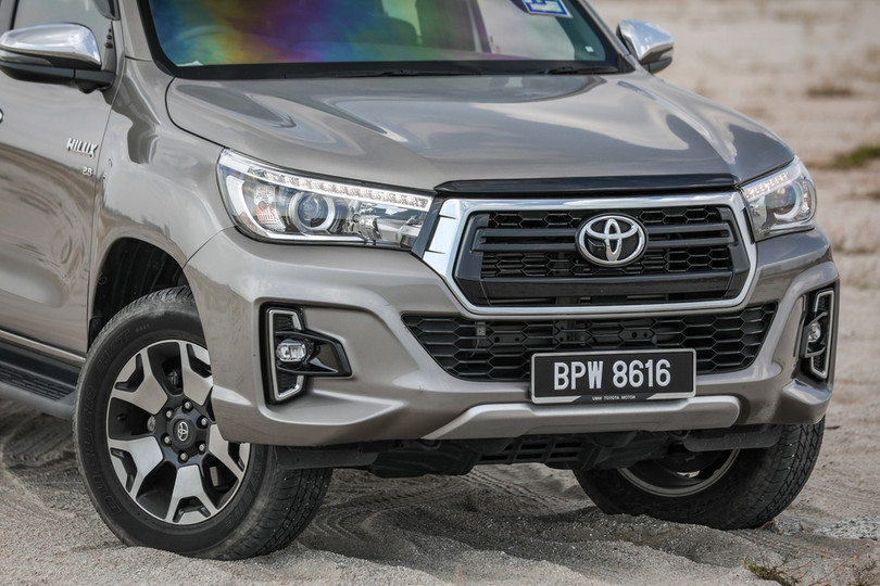 Ra mắt Toyota Hilux thế hệ mới - thay đổi diện mạo, tinh chỉnh động cơ