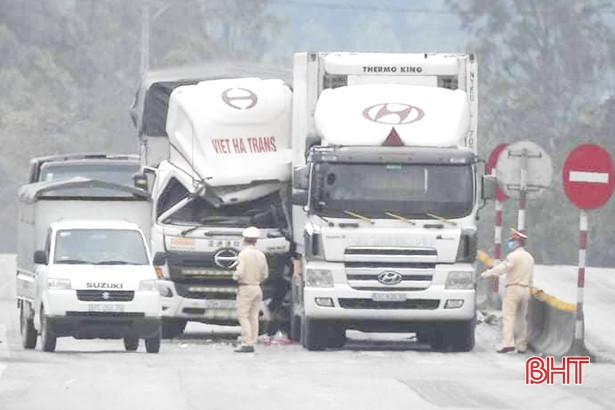 Đâm vào đuôi container dừng đèn đỏ, tài xế xe tải may mắn thoát chết