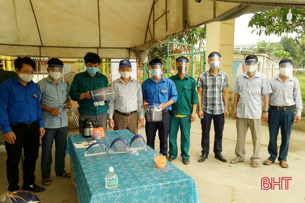 Tặng 1.000 chiếc mũ chống giọt bắn cho các xã, thị trấn ở Thạch Hà