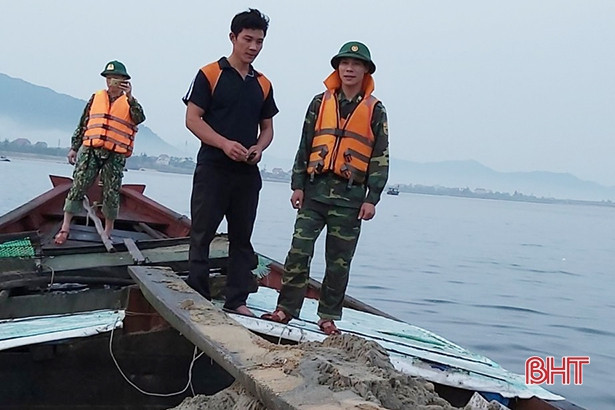 Bắt 2 thuyền khai thác cát trái phép ở khu vực cầu Cửa Nhượng