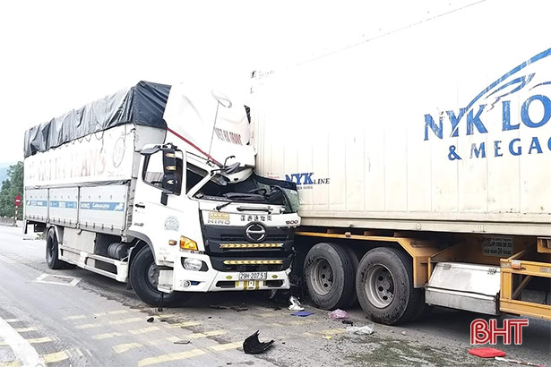 Đâm vào đuôi container dừng đèn đỏ, tài xế xe tải may mắn thoát chết