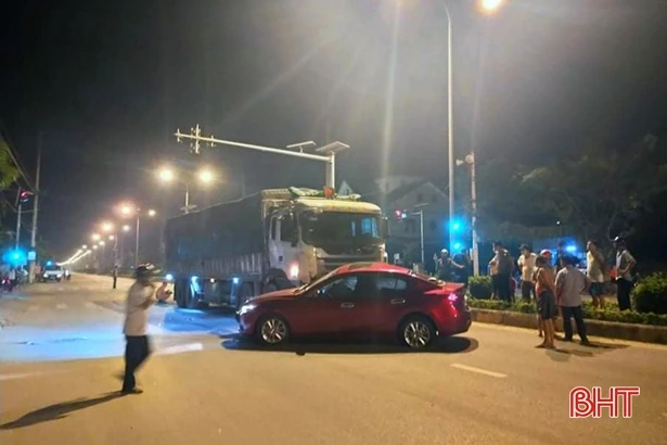 Xe tải kéo lê Mazda 3 chừng 20m trên QL 8A ở Hà Tĩnh, 5 người thoát chết