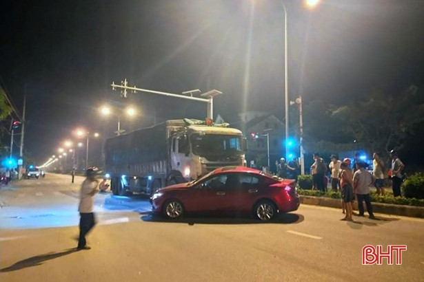 Xe tải kéo lê Mazda 3 chừng 20m trên QL 8A ở Hà Tĩnh, 5 người thoát chết