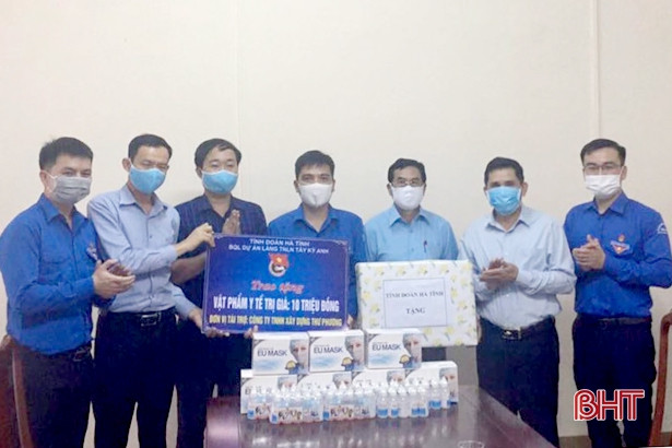 Tuổi trẻ Hà Tĩnh trao tặng vật phẩm y tế cho các khu cách ly tập trung