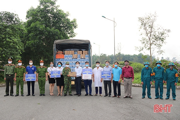 Hiệp hội Doanh nghiệp Hà Tĩnh tặng vật phẩm y tế phòng dịch Covid-19