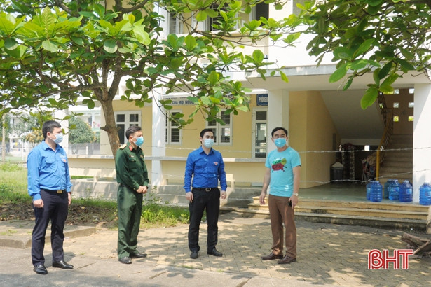 Tuổi trẻ Hà Tĩnh trao tặng vật phẩm y tế cho các khu cách ly tập trung