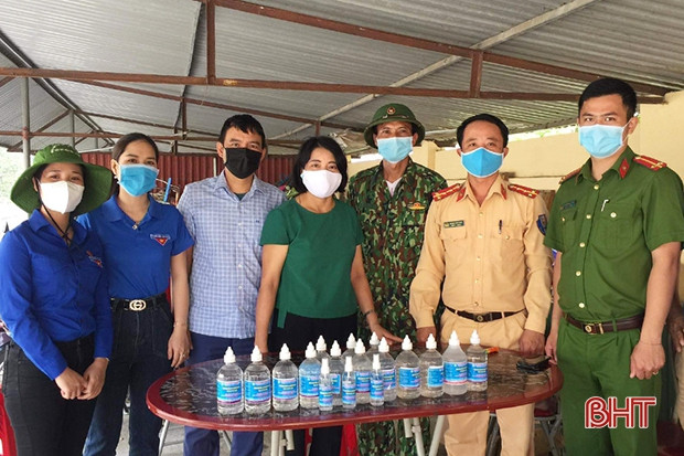 Trường học ở Can Lộc pha chế dung dịch rửa tay tặng các điểm cách ly