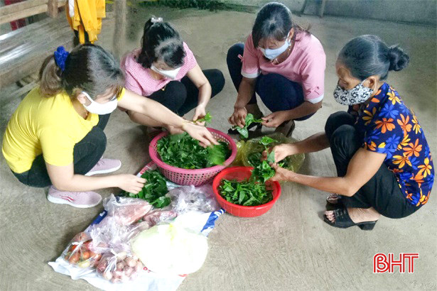 Phụ nữ Hà Tĩnh góp gạo, thổi cơm, hỗ trợ hậu cần khu cách ly tập trung