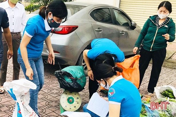 Phụ nữ Lộc Hà quyên góp nhu yếu phẩm cho khu cách ly dịch Covid - 19
