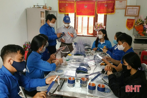 Tặng 1.000 chiếc mũ chống giọt bắn cho các xã, thị trấn ở Thạch Hà