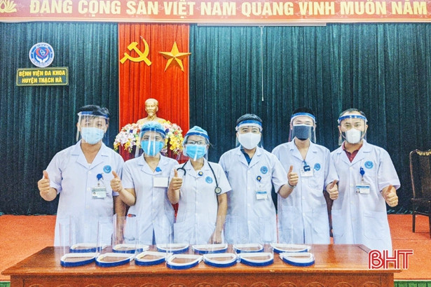 Tặng 1.000 chiếc mũ chống giọt bắn cho các xã, thị trấn ở Thạch Hà