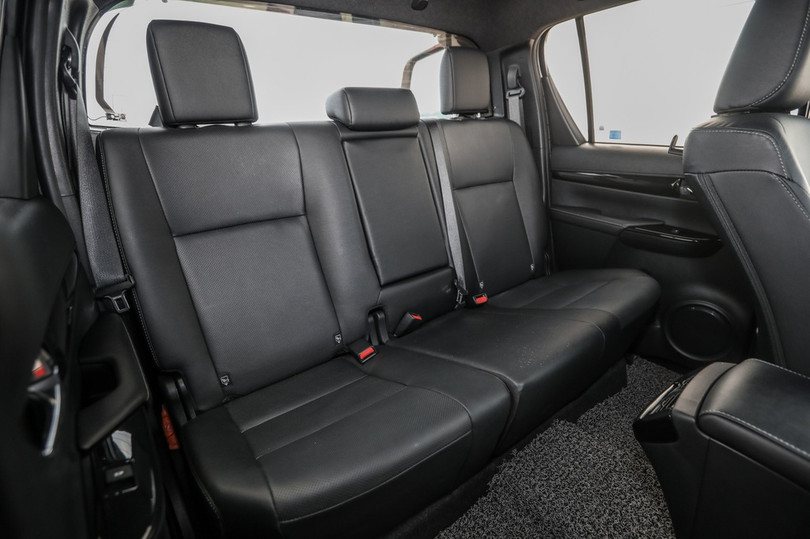 Ra mắt Toyota Hilux thế hệ mới - thay đổi diện mạo, tinh chỉnh động cơ