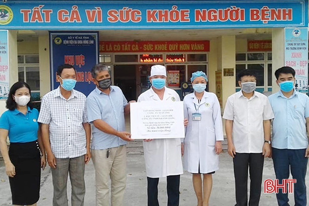 2 doanh nghiệp Hồng Lĩnh hỗ trợ bệnh viện mua máy khử khuẩn toàn thân