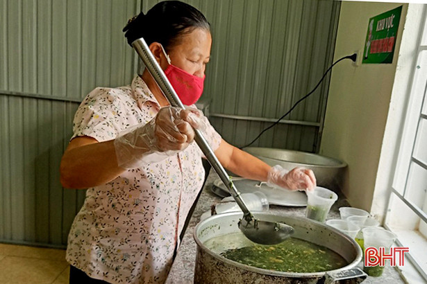 Phụ nữ Hà Tĩnh góp gạo, thổi cơm, hỗ trợ hậu cần khu cách ly tập trung