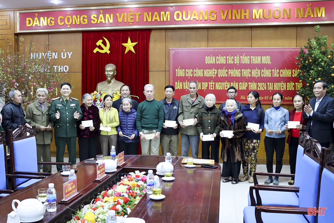 Trao nhiều phần quà ý nghĩa cho các hoàn cảnh khó khăn ở Đức Thọ