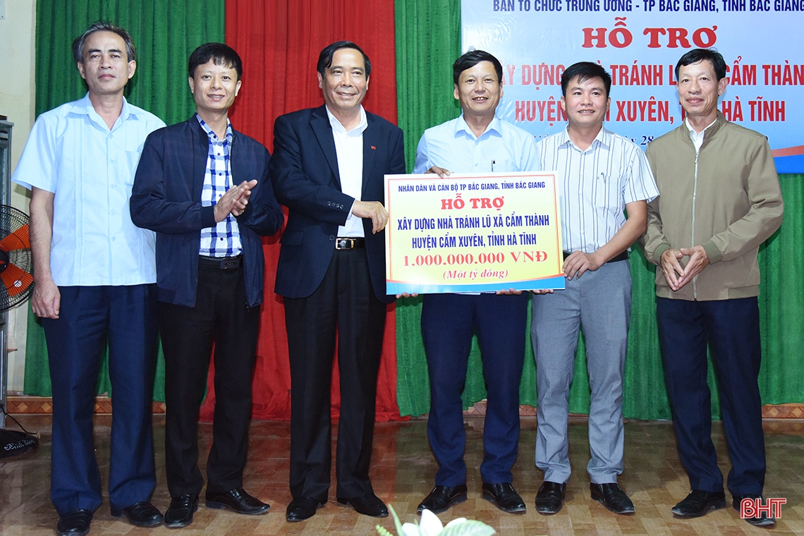 Đoàn công tác Ban Tổ chức Trung ương và tỉnh Bắc Giang hỗ trợ người dân vùng lũ Hà Tĩnh hơn 2 tỷ đồng