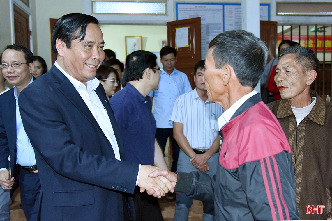 Đoàn công tác Ban Tổ chức Trung ương và tỉnh Bắc Giang hỗ trợ người dân vùng lũ Hà Tĩnh hơn 2 tỷ đồng