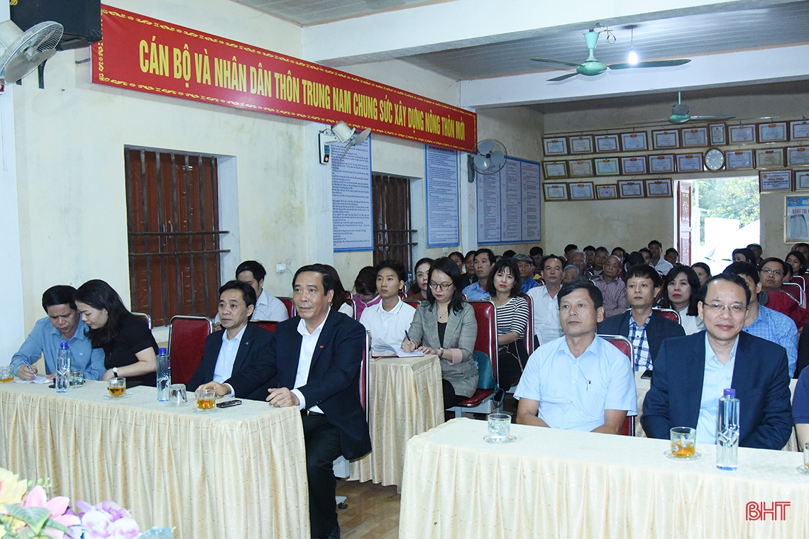 Đoàn công tác Ban Tổ chức Trung ương và tỉnh Bắc Giang hỗ trợ người dân vùng lũ Hà Tĩnh hơn 2 tỷ đồng