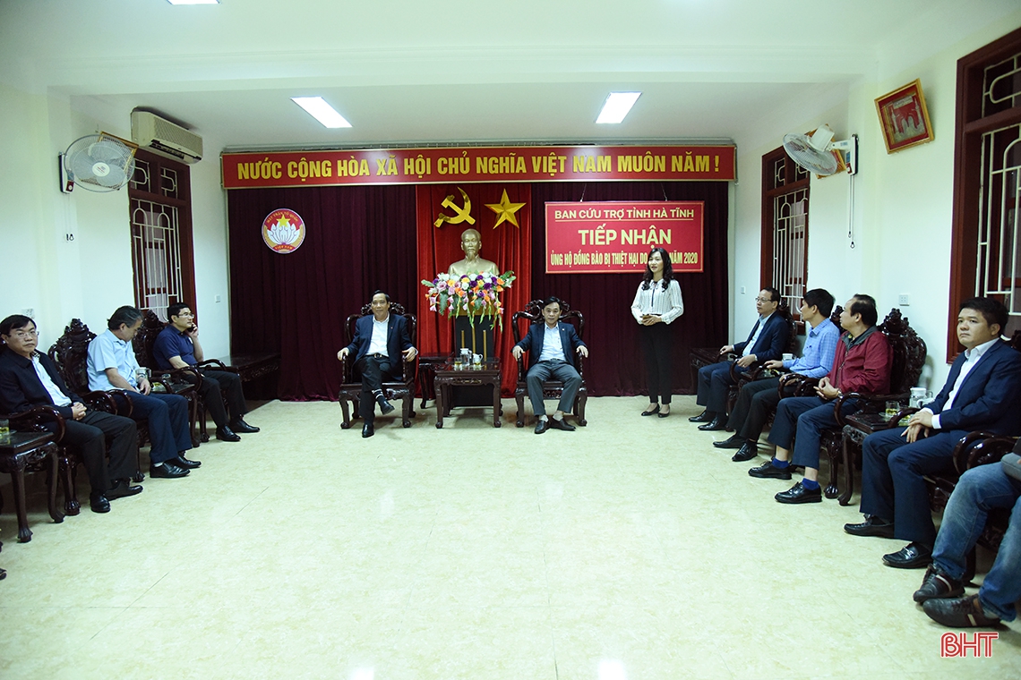 Đoàn công tác Ban Tổ chức Trung ương và tỉnh Bắc Giang hỗ trợ người dân vùng lũ Hà Tĩnh hơn 2 tỷ đồng