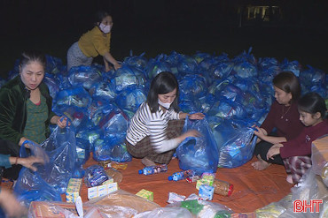 Gửi hơi ấm ở Hà Tĩnh đến đồng bào vùng rốn lũ miền Trung