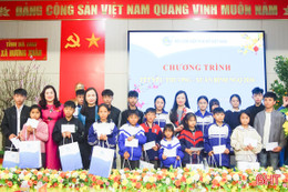 20 cháu mồ côi, mỗi cháu được nhận 1 phần quà Tết và 1 triệu đồng