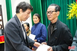 Tạp chí Da cam Việt Nam trao tặng hơn 100 suất quà tại Hà Tĩnh