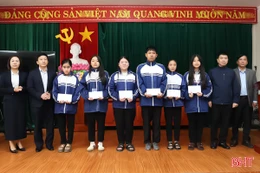 Nhiều phần quà tết đến với giáo viên và học sinh khó khăn