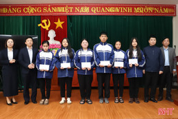 Nhiều phần quà tết đến với giáo viên và học sinh khó khăn