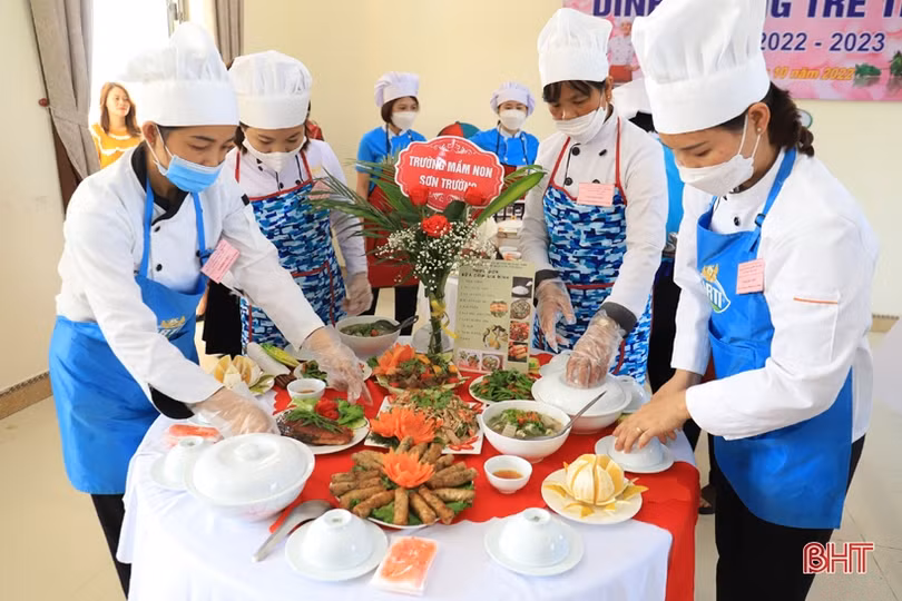 Các cô giáo trường mầm non ở Hương Sơn trổ tài chế biến món ăn 