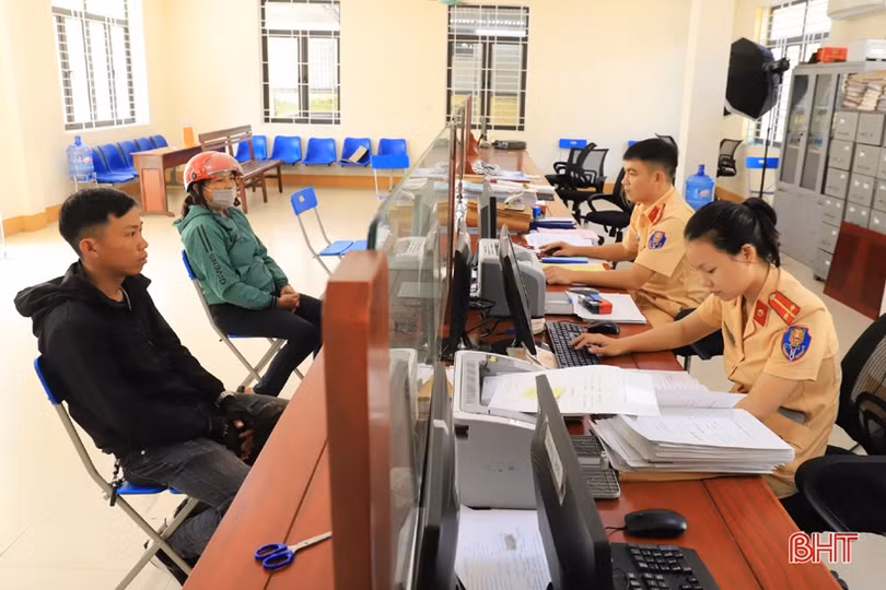 Người dân 6 xã đầu tiên của Hương Sơn phấn khởi khi làm thủ tục đăng ký xe máy tại công an xã
