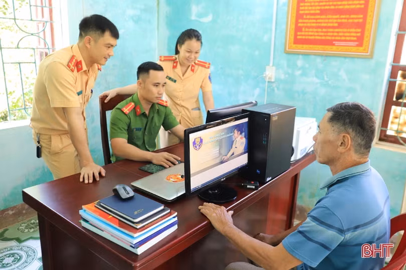 Người dân 6 xã đầu tiên của Hương Sơn phấn khởi khi làm thủ tục đăng ký xe máy tại công an xã