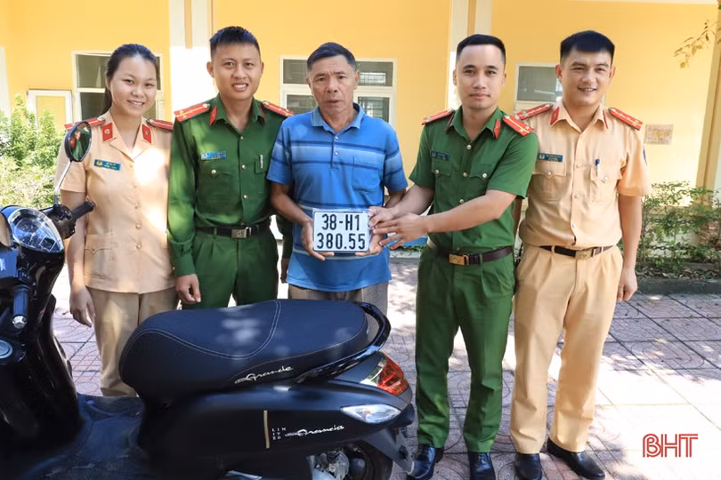 Người dân 6 xã đầu tiên của Hương Sơn phấn khởi khi làm thủ tục đăng ký xe máy tại công an xã