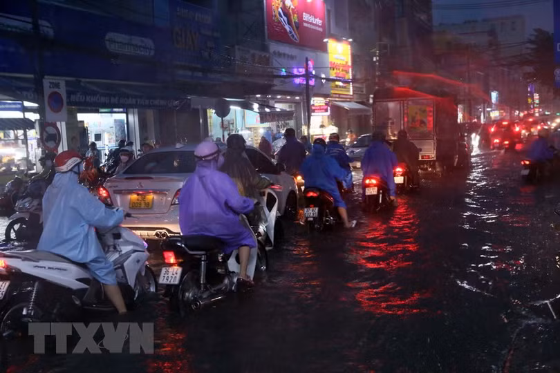 Đà Nẵng: Mưa lớn dữ dội, gần như toàn bộ thành phố bị ngập úng