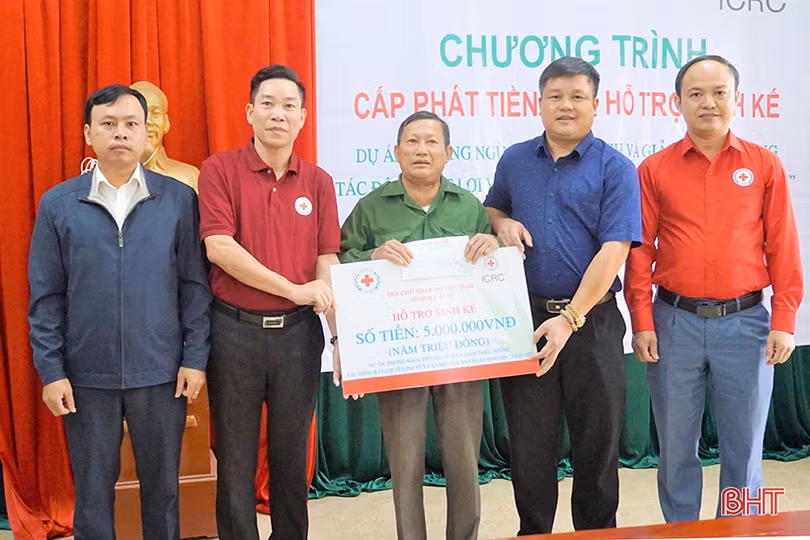 Hỗ trợ sinh kế cho 20 hộ gia đình nạn nhân bom mìn tại huyện Hương Khê
