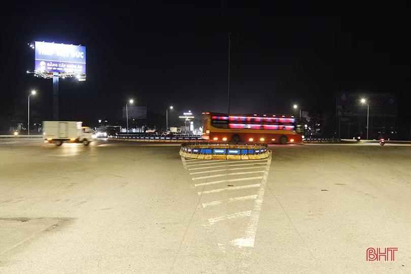 Khôi phục hệ thống chiếu sáng ở ngã tư trên quốc lộ 1 đoạn qua Hà Tĩnh