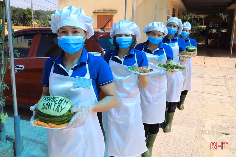 Các cô giáo trường mầm non ở Hương Sơn trổ tài chế biến món ăn 