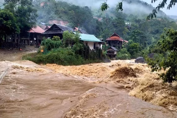 16.310 nhà ngập, 157 xã phường còn nguy cơ lũ quét: Hiểm họa chưa qua