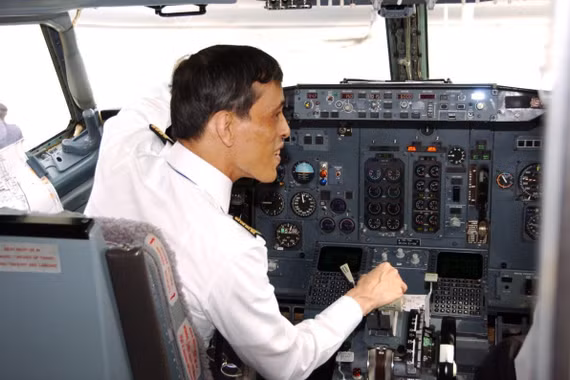 Vua Thái Lan lái chuyên cơ tới thăm Việt Nam gây sốt