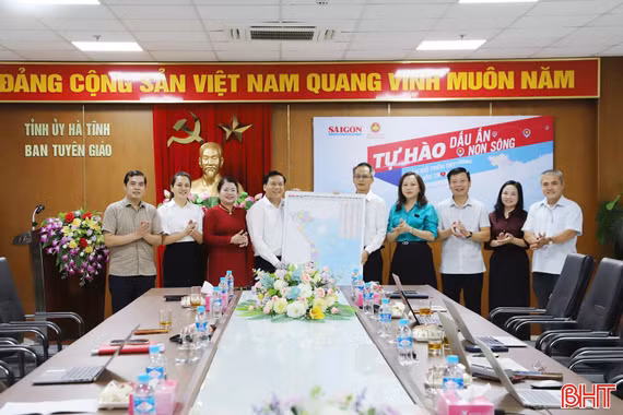 Báo Sài Gòn Giải Phóng trao tặng bản đồ Việt Nam cho một số sở, ngành Hà Tĩnh 