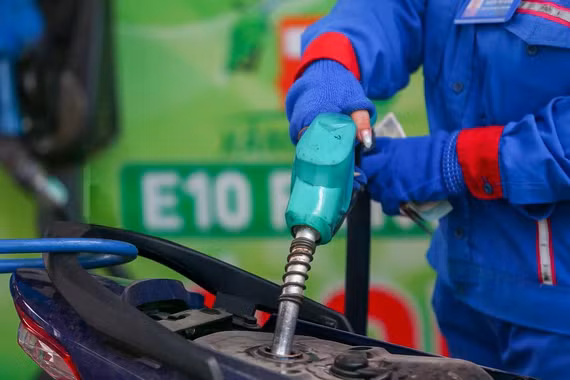 Giá xăng E10 lên gần 27.200 đồng một lít