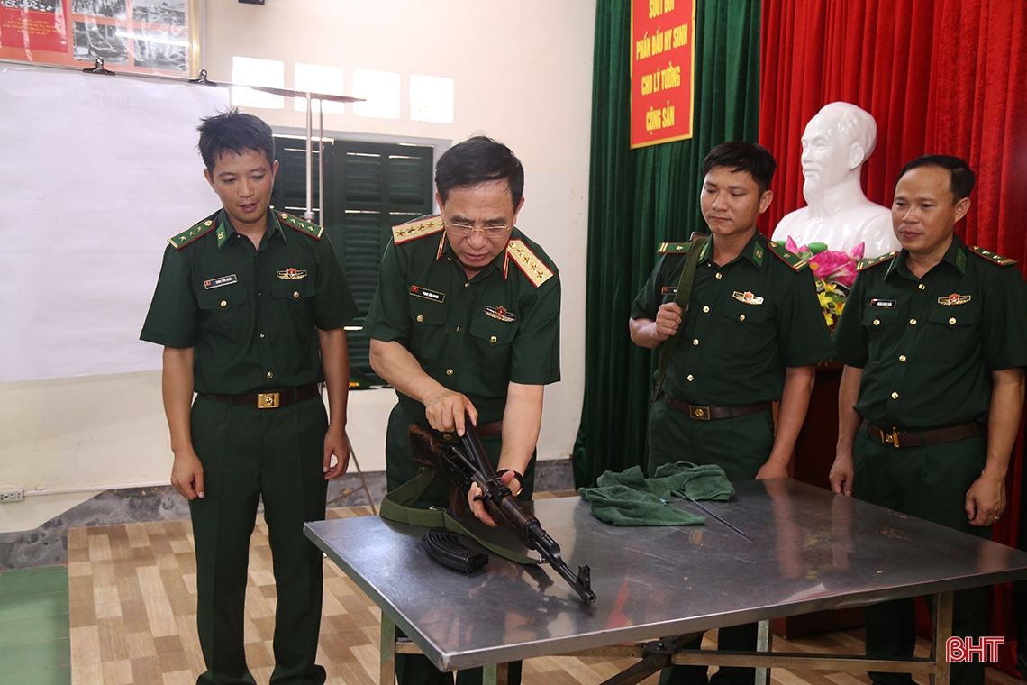 Đại tướng Phan Văn Giang thăm các đơn vị biên phòng ở Hà Tĩnh